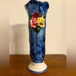 🌹🌸🌼 BLUE CERAMIC VASE w/ a textured surface w/ a floral pattern.